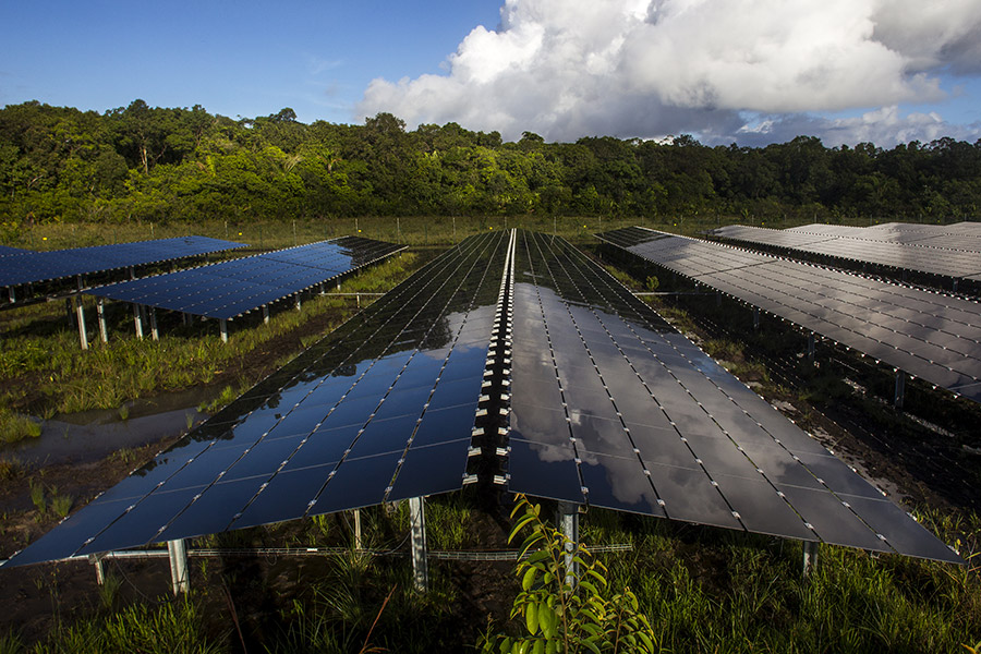 centrale_solaire_stockage_toucan_guyane
