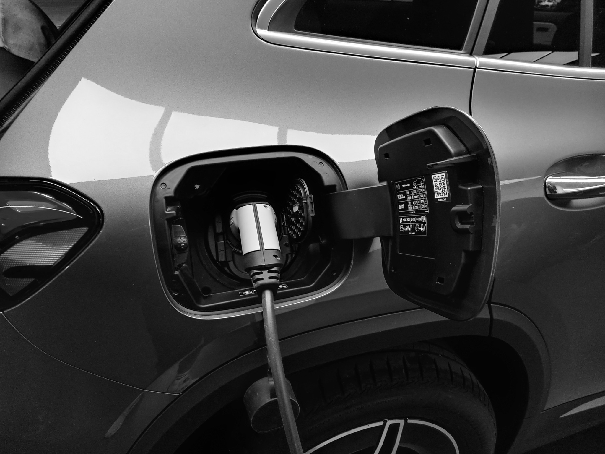 Les automobilistes convertis à l’électrique recourent aux points de recharge publics