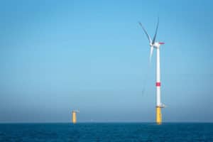 Parc éolien offshore de Saint-Nazaire : une éolienne en mer