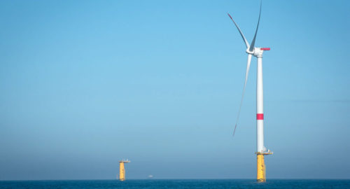 Parc éolien offshore de Saint-Nazaire : une éolienne en mer
