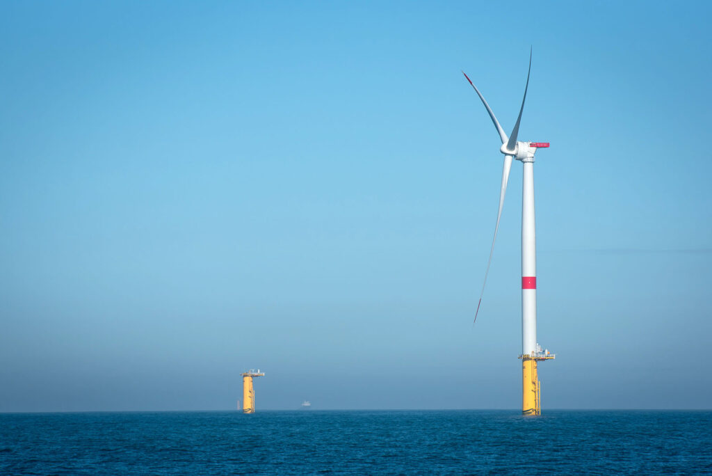 Parc éolien offshore de Saint-Nazaire : une éolienne en mer