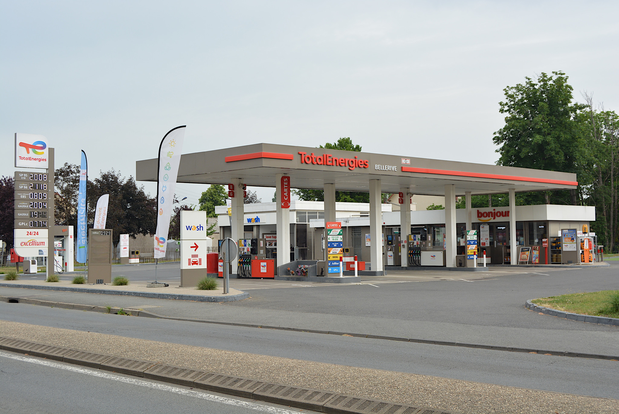 totalenergies plafonne carburants 1 99 euros litre merci pour aumone repond gauche - L'Energeek