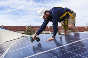Installation solaire : les avantages d’acheter des batteries solaires au lithium chez des professionnels