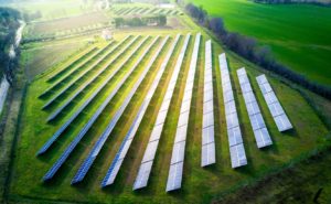 italie-panneaux-solaires-champs-agriculture-energie-renouvelable