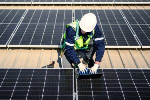 Quels sont les éléments indispensables dans une installation solaire photovoltaïque ?