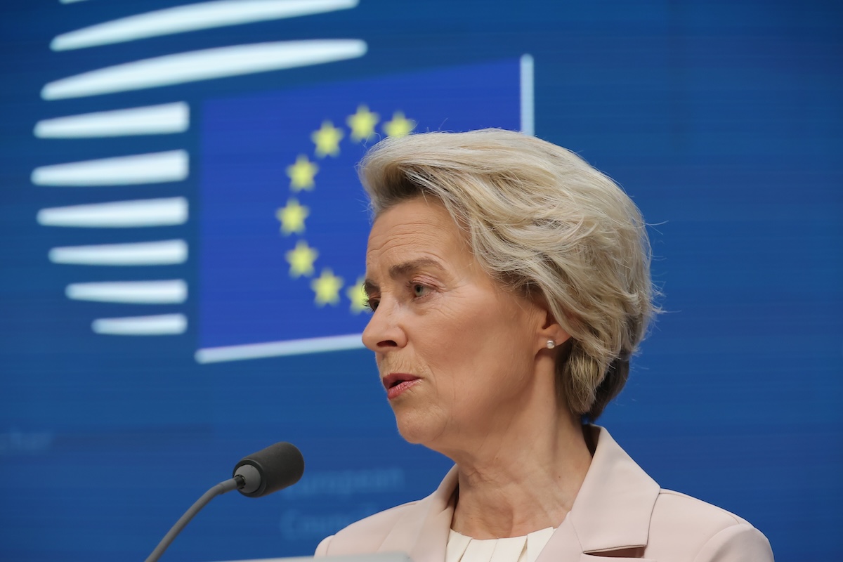 2035, automobile, carburant synthétique, commission européenne, constructeurs automobiles, e-fuels, élection, interdiction, union européenne, Ursula von der Leyen, voiture électrique, voitures thermiques, Parlement européen