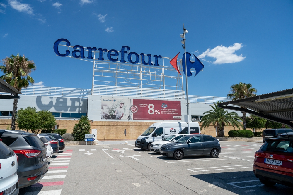 Énergie verte : Carrefour équipe ses parkings de panneaux solaires