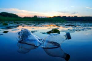 Ils transforment le CO2 en plastique : une vraie révolution verte ?