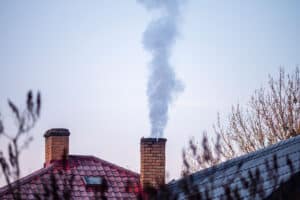 La Commission européenne repousse son projet de loi sur l'interdiction des poêles à bois