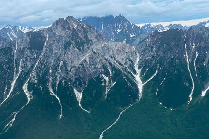 Mont Spurr : activité sismique en hausse sous surveillance en Alaska