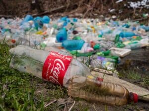 Jusqu'où ira Coca-Cola ? 600 000 tonnes de plastique rejetées par an