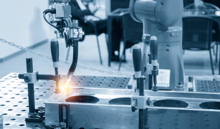 L’IA frappe fort : 8 000 employés remplacés par des robots