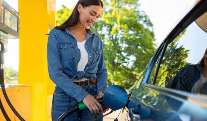 Et si l’essence coûtait moins qu’une bouteille d’eau ? La rumeur qui enflamme la toile