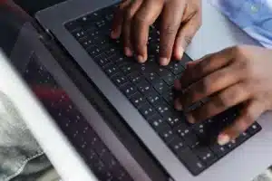 Ils arrêtent de payer : ces logiciels gratuits détrônent Photoshop, Office et Netflix