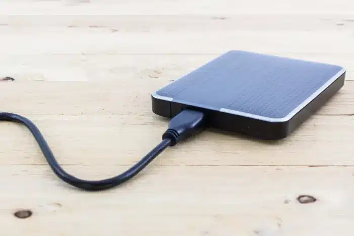 Vous laissez votre chargeur branché en permanence ? Voici pourquoi c’est (vraiment) une mauvaise idée