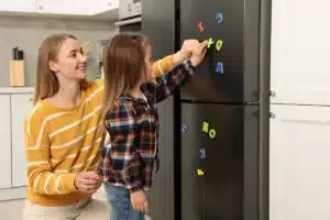 Votre frigo consomme trop ? Ces aimants sur la porte pourraient être les coupables