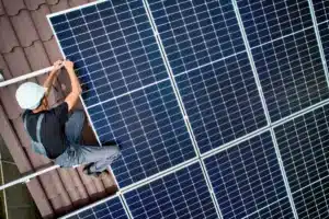 Faut-il vraiment couvrir nos toits de panneaux solaires ? La réponse choc d’Harvard