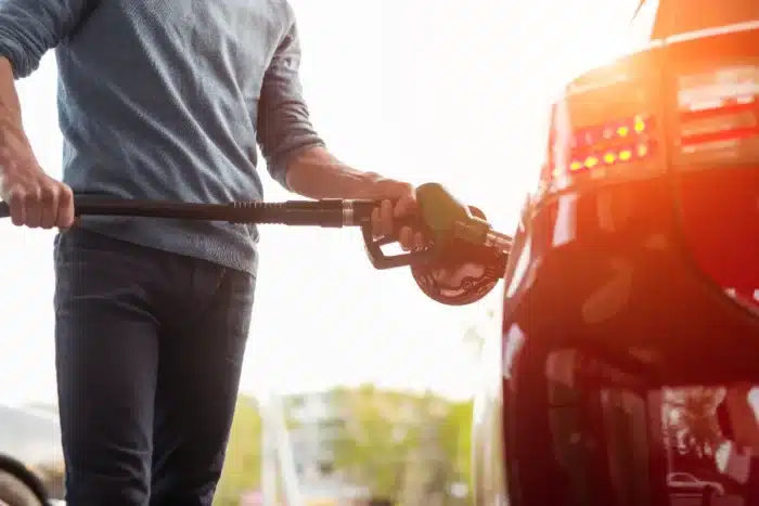 Les automobilistes hallucinent : le litre d’essence n’a jamais été si bas !