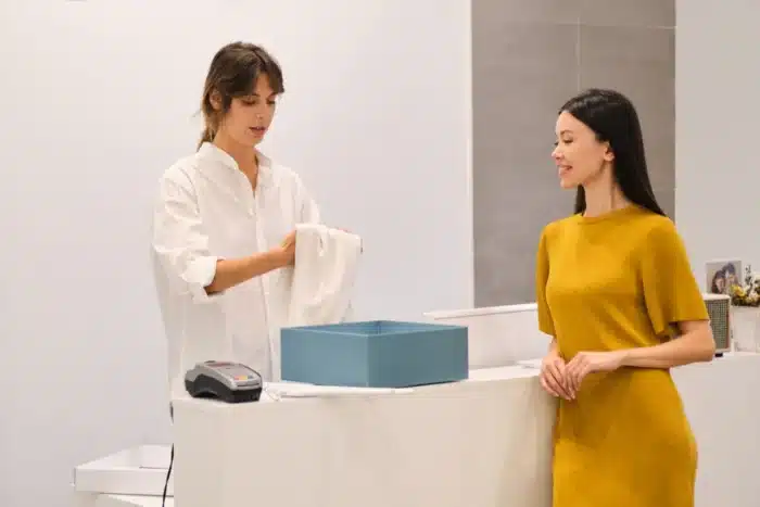 Oubliez les caissiers : en Chine, les robots humanoïdes prennent le contrôle des boutiques