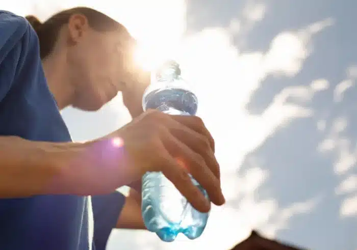 Ils collent ça dans leur dos pour survivre à la canicule : gadget miracle ou arnaque ?
