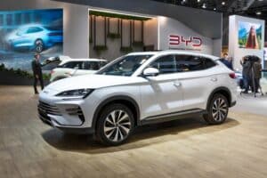 Warren Buffett quitte BYD : un signal fort pour le géant chinois de l’électrique