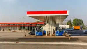 Mauvaise surprise à la pompe : le pétrole baisse mais vos factures explosent