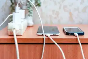 L’erreur quotidienne avec le chargeur de téléphone qui vous coûte cher sans le savoir
