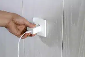 Brancher un chargeur sans téléphone : une erreur qui coûte plus cher que vous ne pensez