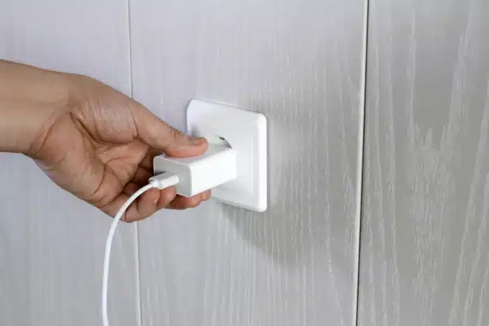 Brancher un chargeur sans téléphone : une erreur qui coûte plus cher que vous ne pensez