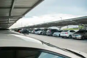 Parkings transformés : pourquoi les ombrières envahissent nos villes