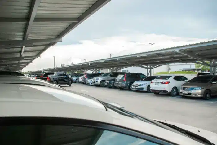 Parkings transformés : pourquoi les ombrières envahissent nos villes