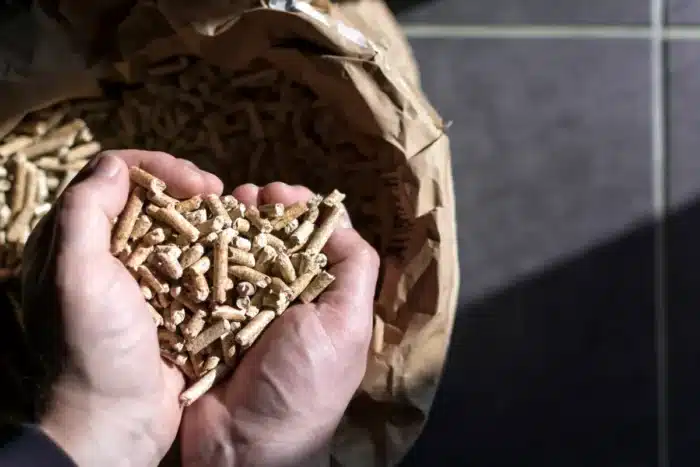 Vous faites ça avec vos pellets ? Voici pourquoi vous risquez de ne plus pouvoir les utiliser