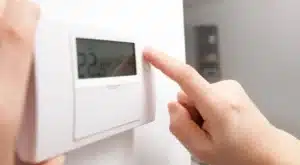 Cette erreur de thermostat ruine vos factures chaque hiver (et tout le monde la fait)