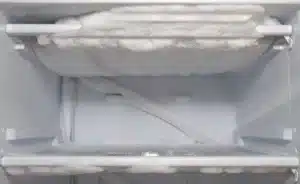 Cette astuce au papier alu fait fondre la glace du congélateur… et allège la facture d’électricité