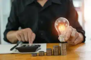 EDF prépare un test inédit : certains foyers pourraient voir leur facture chuter sans rien faire !