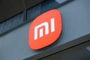 Xiaomi persiste et signe : son étrange écran arrière devient sa nouvelle signature