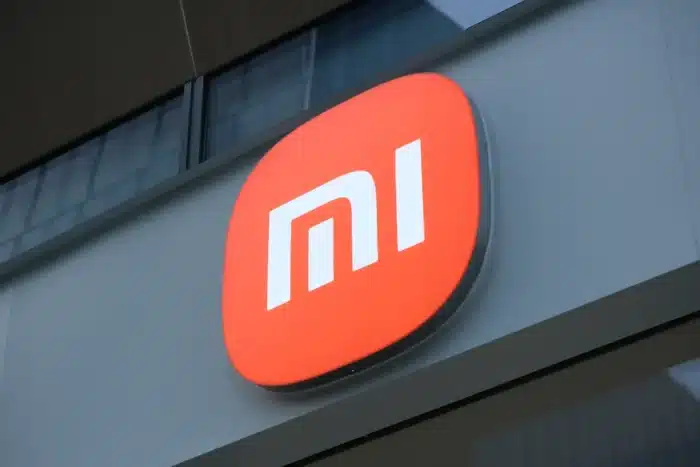 Xiaomi persiste et signe : son étrange écran arrière devient sa nouvelle signature