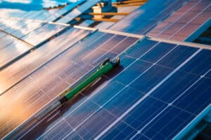 Comment Entretenir Efficacement Vos Panneaux Solaires En Toiture