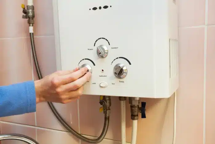 Un simple boîtier peut faire chuter votre facture d’eau chaude : pourquoi personne ne vous en parle ?