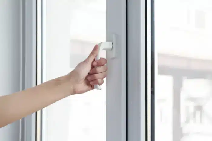 Fermer les volets contre le froid : l’astuce simple qui peut vraiment alléger la facture