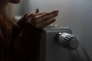Baisser ou éteindre le chauffage la nuit ? Cette erreur coûte cher à des millions de foyers