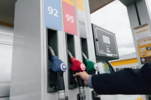 Le carburant à prix coûtant, vraie bonne affaire ou piège pour les automobilistes ?