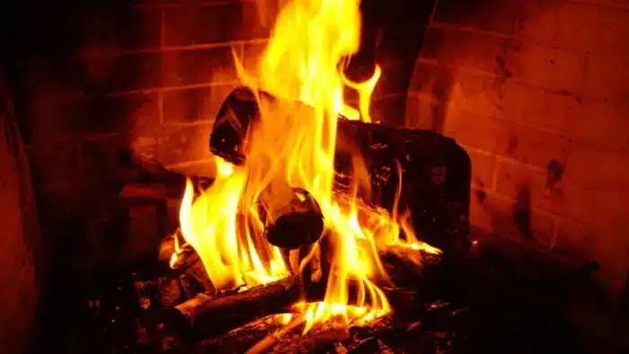 Dès 2026, le chauffage au bois devient illégal dans 297 communes, êtes-vous concerné ?