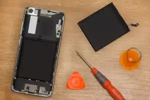 Vous pensez bien faire ? Garder un vieux téléphone chez vous peut devenir un vrai problème