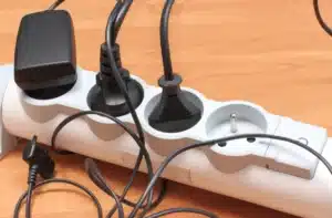 Les électriciens alertent : cet endroit de la maison où une multiprise peut tout faire disjoncter