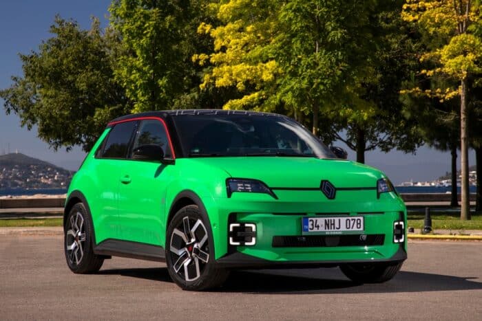 La Renault 5 E-Tech domine les ventes de voitures électriques en 2025