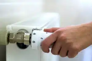 Chauffage et grand froid : laisser allumé en partant au travail, une fausse bonne idée coûteuse