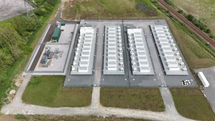 Le plus grand parc de batteries de France est à Nantes, et son impact fait débat
