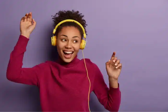 Le Bluetooth devait l’enterrer… pourquoi le câble refuse obstinément de disparaître