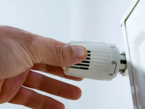 Faut-il vraiment laisser le chauffage tourner la nuit ? La consigne qui divise quand il fait froid